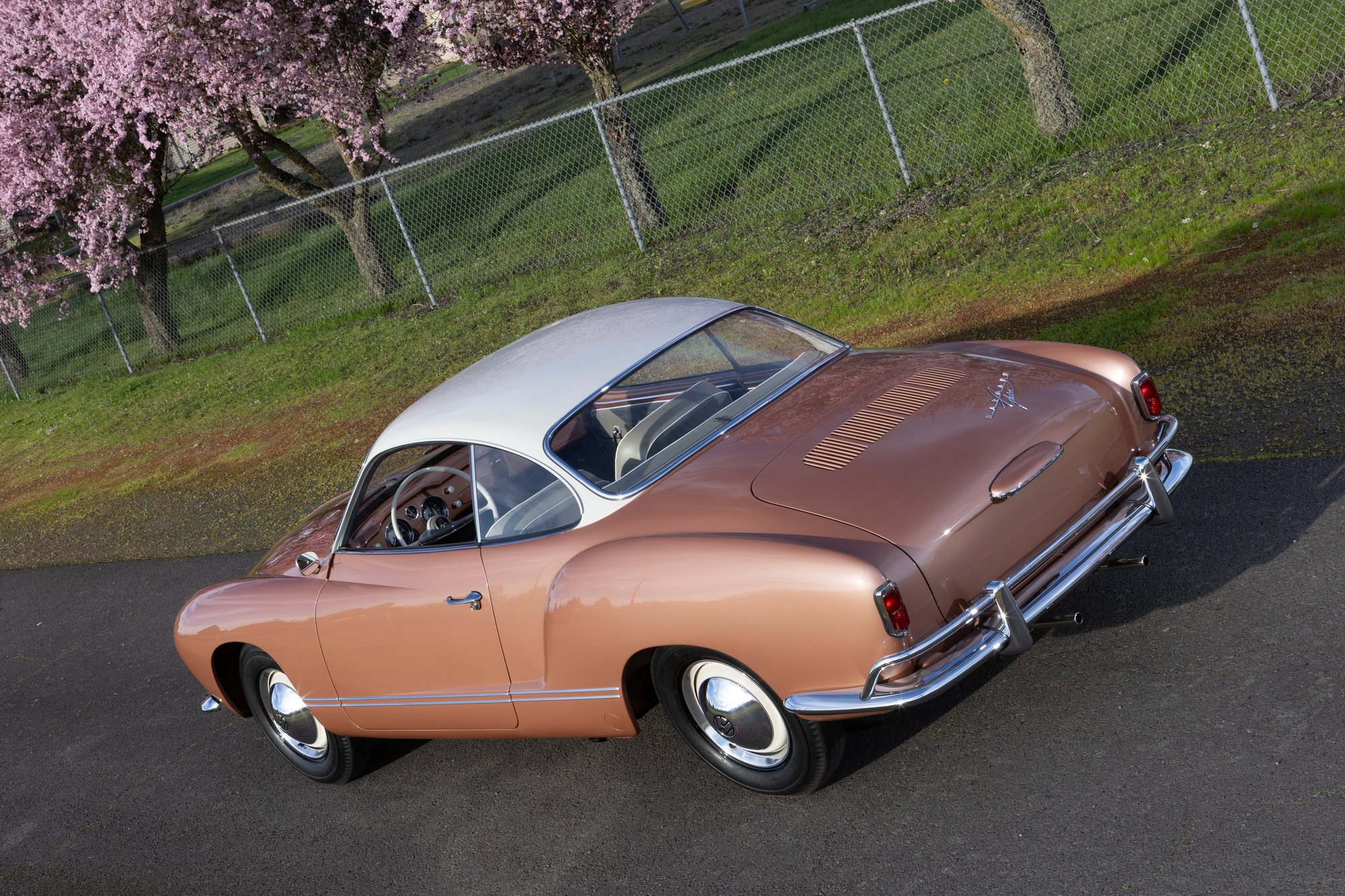 The Beige Grey roof and wheels offset the main body's Cognac paint color, resulting in a highly sought-after factory paint scheme.