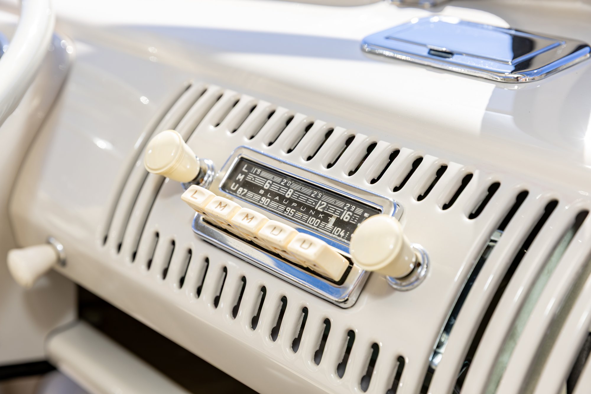 A Blaupunkt Frankfurt radio from 1966 is connected to a single speaker under the dash.